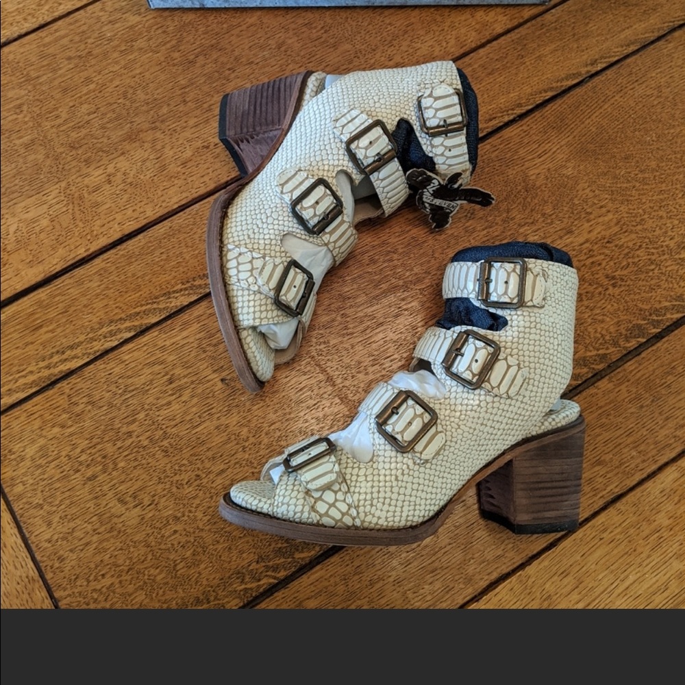 Freebird - quail white snake